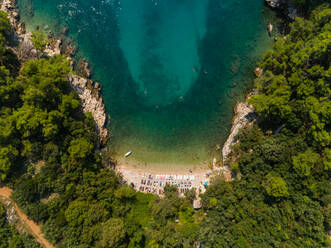 Luftaufnahme des Strandes Prizinja am Ufer der Bucht, Rabac, Kroatien. - AAEF07649