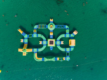 Luftaufnahme eines Wasserparks in den türkisfarbenen Gewässern von Medulin, Kroatien. - AAEF07653