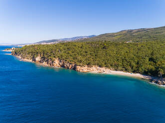 Luftaufnahme des von Bäumen umgebenen Strandes FKK in Crikvenica, Kroatien. - AAEF07656