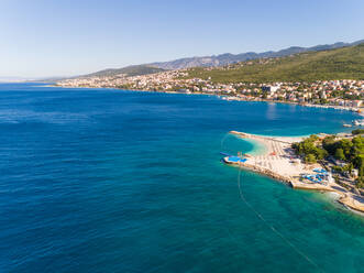 Luftaufnahme des Ufers des Strandes Poli Mora an einem sonnigen Tag in Crikvenica, Kroatien. - AAEF07658