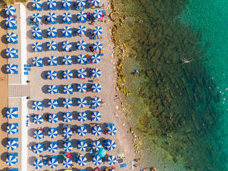 Luftaufnahme von Menschen, die den Sommer am Strand von Medulin, Kroatien, genießen. - AAEF07660