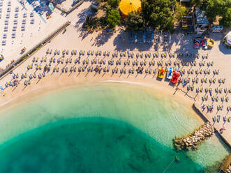 Luftaufnahme von Stühlen am Ufer des Strandes Poli Mora an einem sonnigen Tag in Crikvenica, Kroatien. - AAEF07661