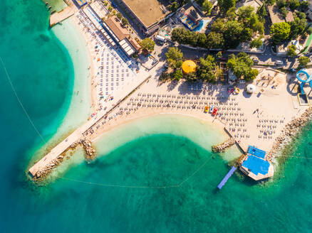 Luftaufnahme von Stühlen am Ufer des Strandes Poli Mora an einem sonnigen Tag in Crikvenica, Kroatien. - AAEF07663