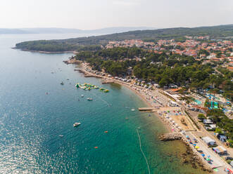 Luftaufnahme der Bucht von Krk im Sommer, Kroatien. - AAEF07668