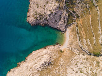 Luftaufnahme der Küste des Strandes Gnjilova in Baska, Insel Krk, Kroatien. - AAEF07672