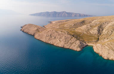 Luftaufnahme der Küste des Strandes Gnjilova in Baska, Insel Krk, Kroatien. - AAEF07673