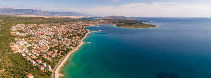 Panoramablick aus der Luft auf die Küstenlinie von Novalja im Sommer, Insel Pag, Kroatien. - AAEF07679