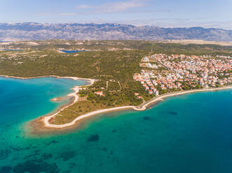 Luftaufnahme der Küstenlinie von Novalja im Sommer, Insel Pag, Kroatien. - AAEF07680