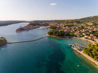 Luftaufnahme der Küste von Banjol im Sommer, Kroatien. - AAEF07681