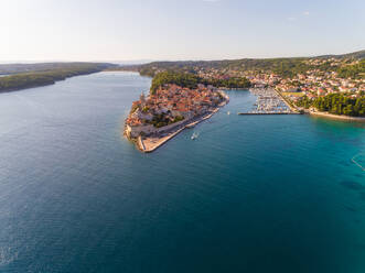 Luftaufnahme der Küste von Banjol im Sommer, Insel Rab, Kroatien. - AAEF07682