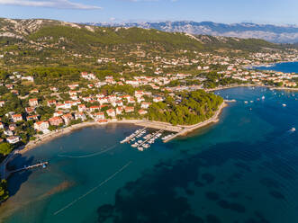 Luftaufnahme der Küste von Banjol im Sommer, Insel Rab, Kroatien. - AAEF07683