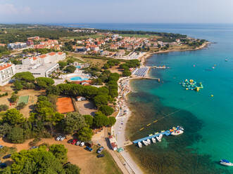 Luftaufnahme der Küstenlinie von Medulin im Sommer, Kroatien. - AAEF07697