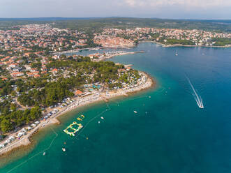 Luftaufnahme eines Campingplatzes in der Nähe einer Bucht mit transparentem Wasser, Krk, Kroatien. - AAEF07699