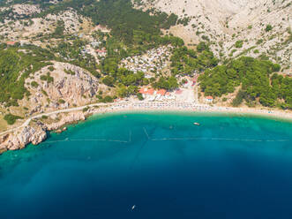 Luftaufnahme des FKK-Strandes Mali raj in Baska, Insel Krk, Kroatien. - AAEF07707