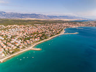 Luftaufnahme der Küstenlinie von Novalja im Sommer, Insel Pag, Kroatien. - AAEF07710