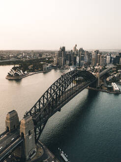 Luftaufnahme der Harbour Bridge in Sydney während eines Sonnenaufgangs - AAEF07719