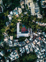 Luftaufnahme eines Basketballplatzes in einer Schule auf Cheung Chau Island - AAEF07725