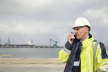 Dockmanager mit Walkie-Talkie auf einer Werft - CAIF25081