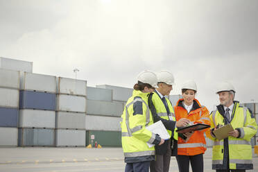 Dockarbeiter und Manager im Gespräch auf der Werft - CAIF25102