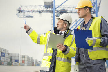 Dockarbeiter und Manager im Gespräch auf einer Werft - CAIF25109