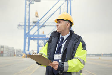 Dockmanager mit Klemmbrett in der Werft - CAIF25111