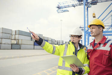 Dockarbeiter mit Klemmbrett im Gespräch auf der Werft - CAIF25137