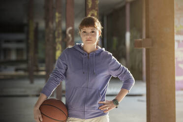 Porträt selbstbewusste junge Frau mit Basketball - CAIF25179