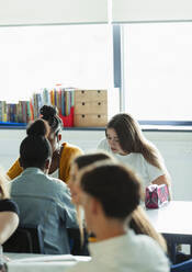 Gymnasiastinnen lernen im Klassenzimmer - CAIF25225
