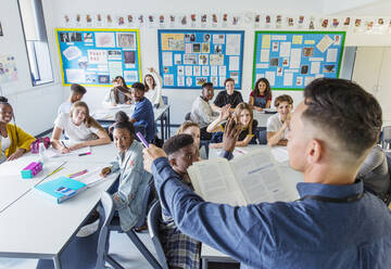 Gymnasiallehrer fordert Schüler während des Unterrichts im Klassenzimmer auf - CAIF25229