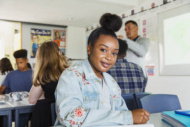 Porträt vertrauensvolle High-School-Schülerin studiert im Klassenzimmer - CAIF25238