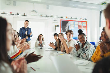 Schüler und Lehrer klatschen im Debattierkurs - CAIF25245