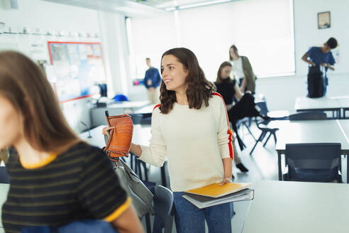 Lächelnde Gymnasiastin beim Verlassen des Klassenzimmers - CAIF25250