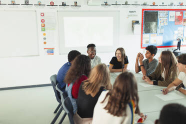 Gymnasiasten unterhalten sich am Tisch im Debattierkurs - CAIF25252