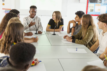 Gymnasiasten unterhalten sich am Tisch im Debattierkurs - CAIF25258