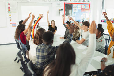 Gymnasiasten mit erhobenen Händen im Debattierkurs - CAIF25262