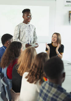 Selbstbewusster Schüler bei einer Präsentation im Klassenzimmer - CAIF25267