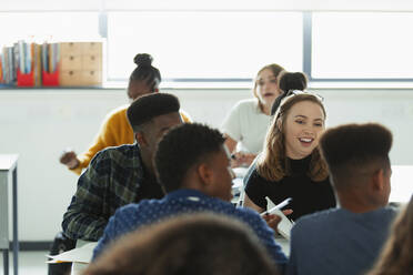 Gymnasiasten im Gespräch im Klassenzimmer - CAIF25269