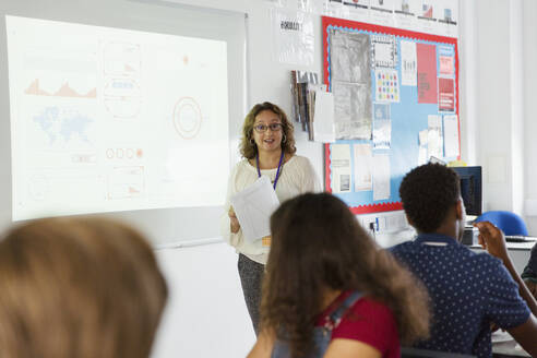 Gymnasiallehrerin erteilt Unterricht an der Projektionsfläche im Klassenzimmer - CAIF25273