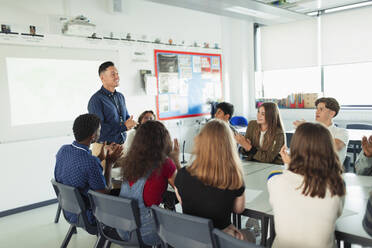 Schüler klatschen für Lehrer im Debattierkurs - CAIF25297