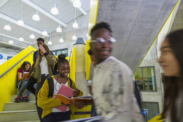 Schüler der Junior High hängen an der Treppe herum - CAIF25298