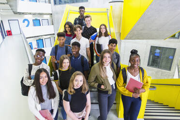 Porträt selbstbewusster Mittelschüler auf der Treppe - CAIF25306