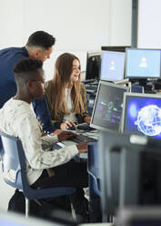 Schüler der Mittelstufe benutzen Computer im Computerraum - CAIF25308