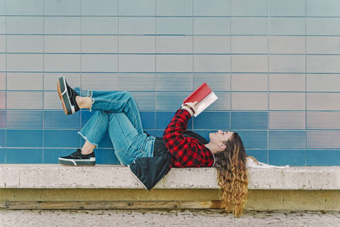Teenager-Mädchen liest Buch im Freien - ERRF02964