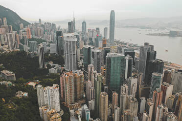 Luftaufnahme der ikonischen Skyline von Hongkong mit bunten Wohnungen in der Nähe des Ozeans, Insel Hongkong. - AAEF07735