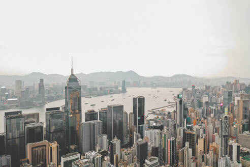 Luftaufnahme der Skyline von Hongkong mit vielen bunten Wohnungen, Insel Hongkong. - AAEF07736