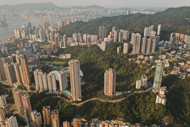 Luftaufnahme der Skyline von Hongkong mit bunten Hochhauswohnungen, Hongkong. - AAEF07747