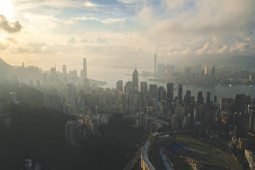 Luftaufnahme der Skyline von Hongkong an einem sonnigen Morgen mit vielen Wohnungen, Hongkong. - AAEF07748