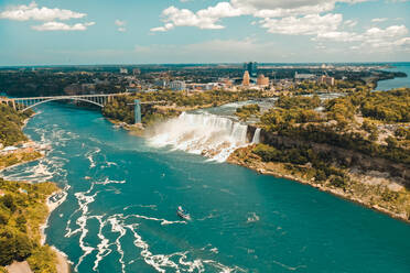Luftaufnahme der Niagarafälle auf der US-Seite mit Brücke. - AAEF07754
