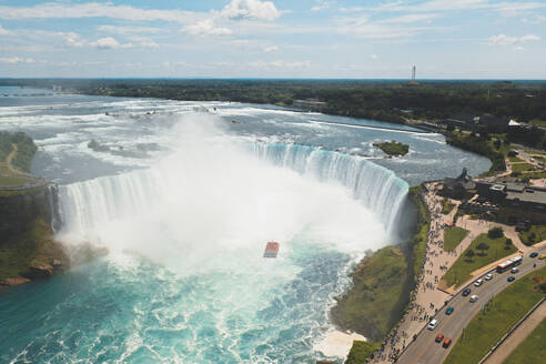 Luftaufnahme der atemberaubenden Niagarafälle mit Boot in Ontario, Kanada - AAEF07755