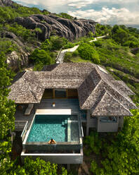 Luftaufnahme der Zill Pasyon Villa im Six Senses auf der Insel Félicité, Seychellen. - AAEF07758